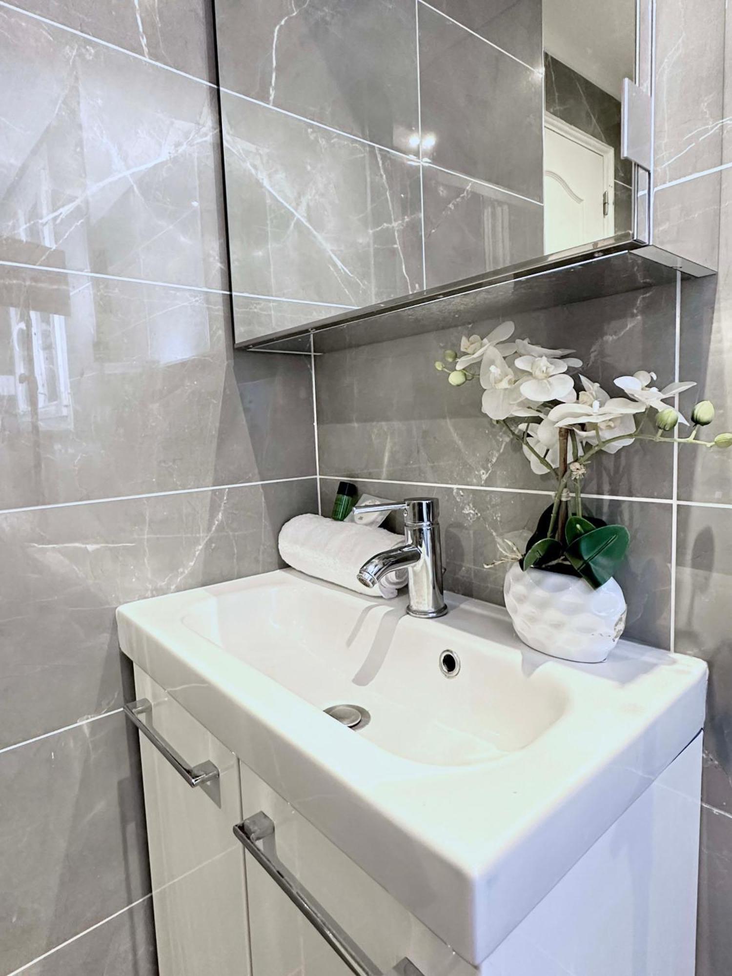 Appartement Luxury Family Getaway Near Place Vendome Parijs
